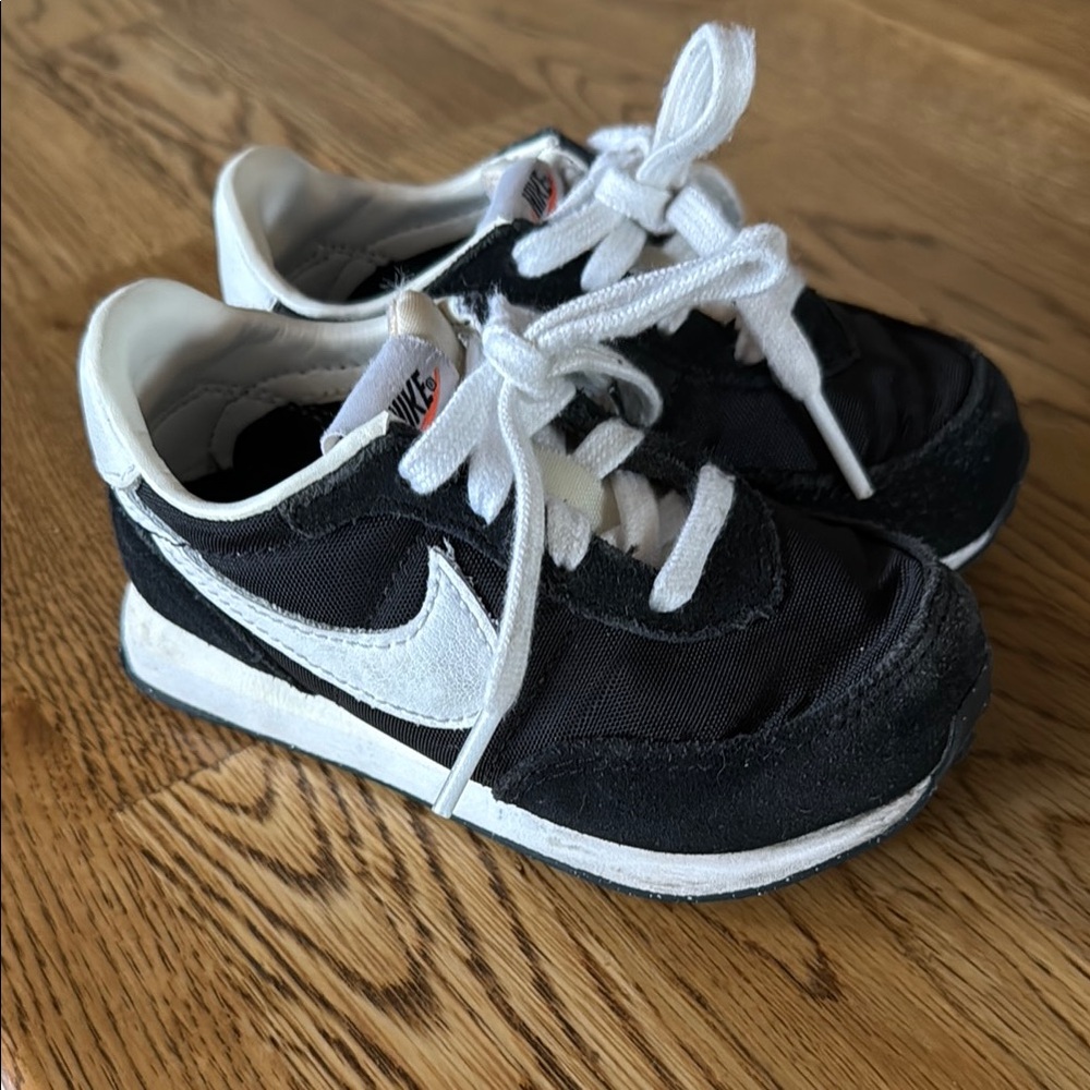 Nike Toddler Black and White Sneakers Size 7